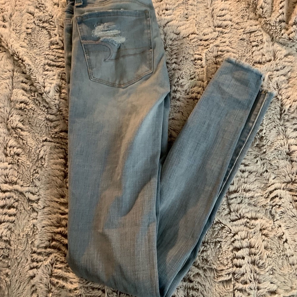 American eagle ripped skinny jeans.